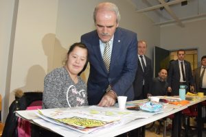 Bursa'da resimle hayata tutunuyorlar