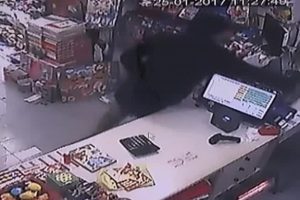 Kırtasiyede hırsızlık kameraya yansıdı
