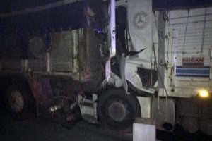 TEM'de korkun&ccedil; kaza: 2 &ouml;l&uuml;, 2 yaralı