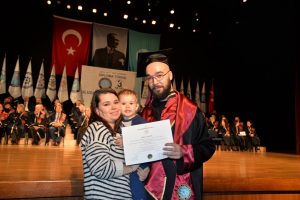 Bursa'da kaza sonucu ayrıldığı fak&uuml;lteden 18 sene sonra mezun oldu