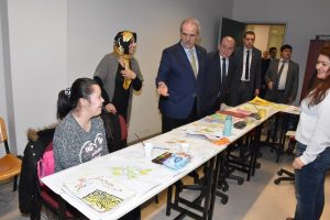 Bursa'da Başkan Altepe resim kursuna katılan engellileri ziyaret etti