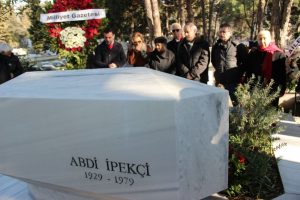 Abdi İpek&ccedil;i mezarı başında anılıyor