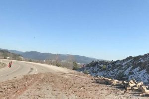 Bursa'da kamyondan d&uuml;şen tomruklar yola sa&ccedil;ıldı!