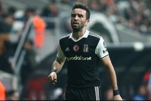"G&ouml;khan G&ouml;n&uuml;l derbiye kaptan olarak &ccedil;ıkacak"