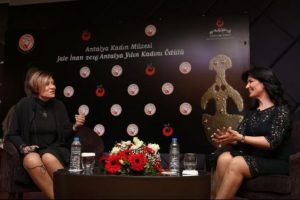 'Yılın Kadını &Ouml;d&uuml;l&uuml;' avukat Sibel &Ouml;nder'e