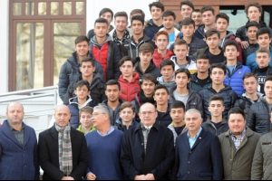 Bursaspor'un eski kaptanlarından Sedat &Ouml;zden, altyapı futbolcularıyla bir araya geldi