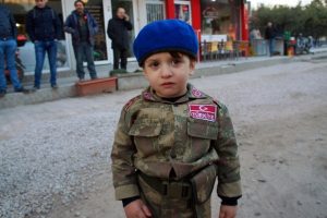 Gazi babasını asker selamıyla karşıladı