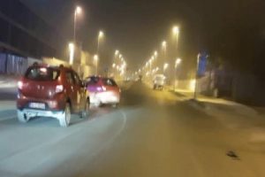 Asker konvoyunda drift yapan ara&ccedil; trafiği tehlikeye soktu