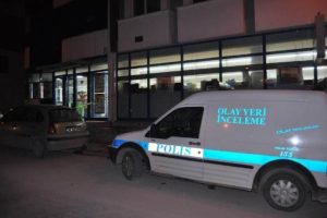 Av t&uuml;feği ile market soydular