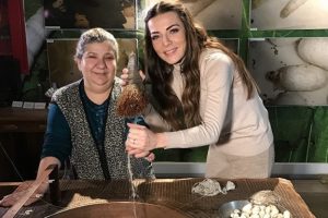Bursalı oyuncu Burcu Kara dede mesleğine el attı
