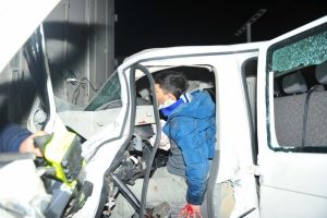 Bursa'da can pazarı! Alkoll&uuml; kamyonet s&uuml;r&uuml;c&uuml;s&uuml; TIR'a &ccedil;arptı