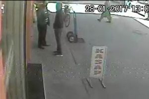 "Telefonunu bırak, git parayı al" dedi, ka&ccedil;tı!