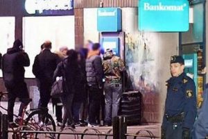 Bankamatikler para sa&ccedil;tı! Herkes kapıştı