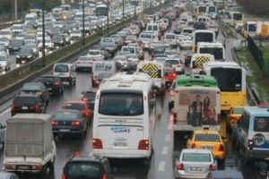 İstanbul E-5'te belden aşağısı &ccedil;ıplak ceset şoku!