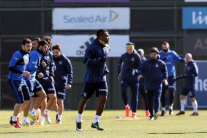 Emenike ve Van der Wiel takımla &ccedil;alışıyor
