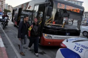Halk otob&uuml;s&uuml;nde dehşet! Boğazına bı&ccedil;ak dayayıp...