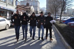 Yakalanınca polisi bı&ccedil;akladı