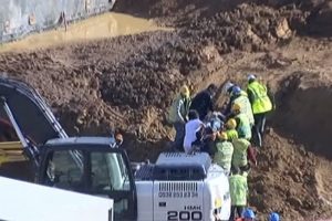 İstanbul'da bir operat&ouml;r kullandığı kep&ccedil;eyle boşluğa d&uuml;şt&uuml;