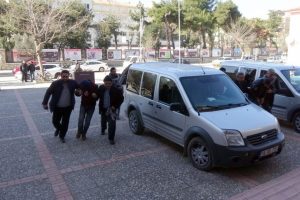 Bursa'da yakalanan silahlı market soyguncusu ve g&ouml;zc&uuml;s&uuml; tutuklandı