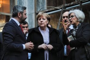 Merkel, 15 Temmuz'da bombalanan b&ouml;l&uuml;mleri inceledi