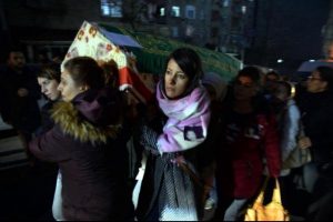 Eşinin &ouml;ld&uuml;rd&uuml;ğ&uuml; Sinem'in tabutunu kadınlar taşıdı