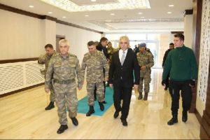 Korgeneral &Ccedil;etin, Hakkari Valisi Toprak'ı ziyaret etti