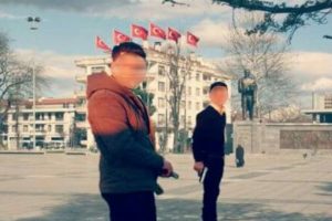 D&uuml;zce'de silahla paylaşım yapan 2 gen&ccedil; g&ouml;zaltına alındı
