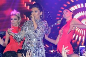 Demet Akalın y&uuml;zlerce &uuml;niversiteliyi Bursa'da coşturdu