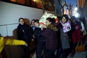 Vahşet kurbanı gen&ccedil; kadının cenazesini kadınlar taşıdı