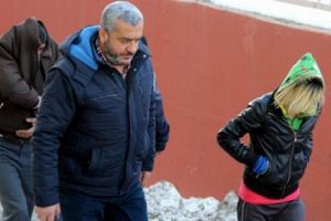 İnşaat iş&ccedil;isini demir &ccedil;ubukla d&ouml;v&uuml;p, gasp eden 4 kişi yakalandı