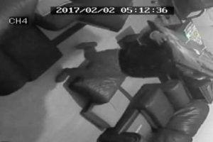 3 dakikada plazmayı &ccedil;alıp kayıplara karıştılar