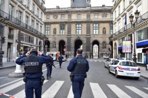 Paris'te silahlı &ccedil;atışma! Asker ateş a&ccedil;tı