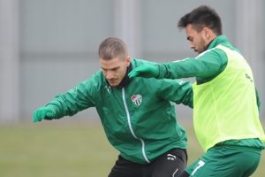 Bursaspor antrenmanında Mutlu Top&ccedil;u r&uuml;zgarı