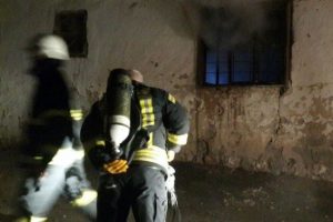 Tek katlı evde &ccedil;ıkan yangın korkuttu
