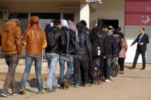 Yakaladıkları m&uuml;ltecileri T&uuml;rkiye'ye yolladılar