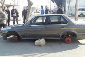 Tamirhane &ouml;n&uuml;ndeki otomobilin lastikleri &ccedil;alındı