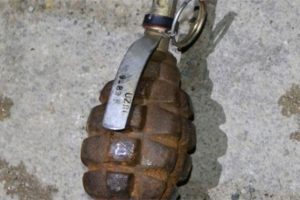Eski ev yıkılırken İngiliz menşeli el bombası bulundu