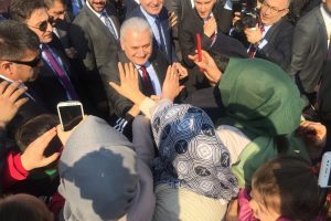 Başbakana Adana'da sevgi seli
