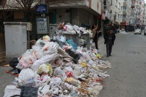 İzmir'de temizlik iş&ccedil;ileri greve gitti!