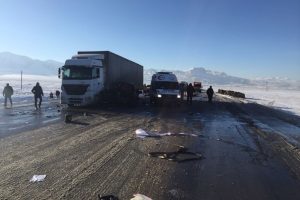 Tır ile &ccedil;arpıştı: 2 &ouml;l&uuml;, 1 yaralı