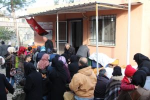 Muhtar, 5 aylık maaşıyla Suriyelilere yardımda bulundu