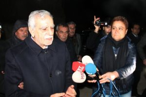 Tahliye edilen Ahmet T&uuml;rk cezaevinden &ccedil;ıktı