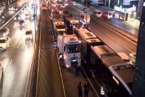 Metrob&uuml;s arızalandı uzun kuyruklar oluştu