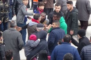 Nijeryalı iki &ouml;ğrenci ile T&uuml;rk gencin 'saat ka&ccedil;' kavgası