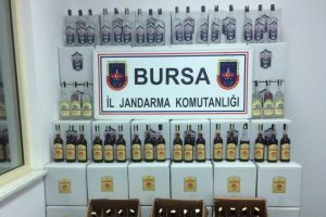 Bursa'da operasyonla bin 590 şişe sahte i&ccedil;ki ele ge&ccedil;irildi