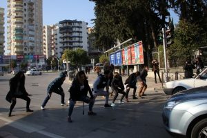 Kırmızı ışıkta dans ettiler