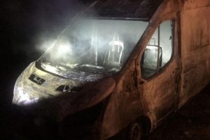 Sigara dağıtım aracını ka&ccedil;ırıp, şof&ouml;r&uuml; ormana attılar