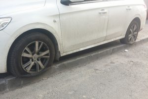 Beyoğlu'nda 50 aracın lastiğini kestiler