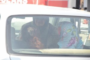 Kaza sonrası ara&ccedil;ta mahsur kaldılar