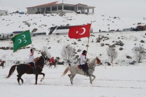 Buz tutan &Ccedil;ıldır G&ouml;l&uuml;'nde g&uuml;zel g&ouml;r&uuml;nt&uuml;ler